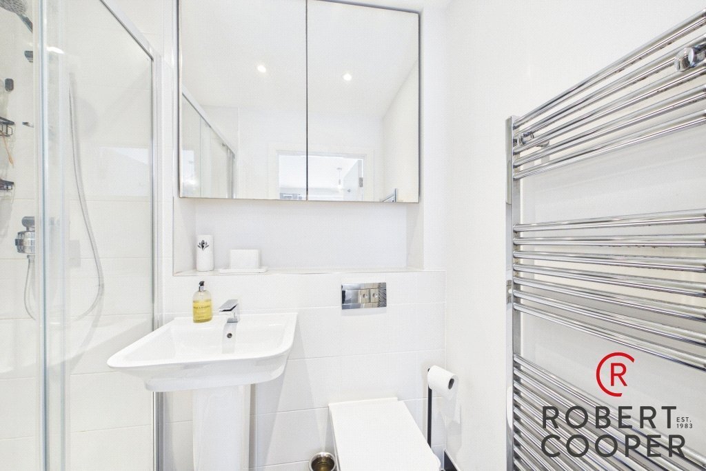 Apartment in Kingsend, Hillingdon, England 5 - 18022194