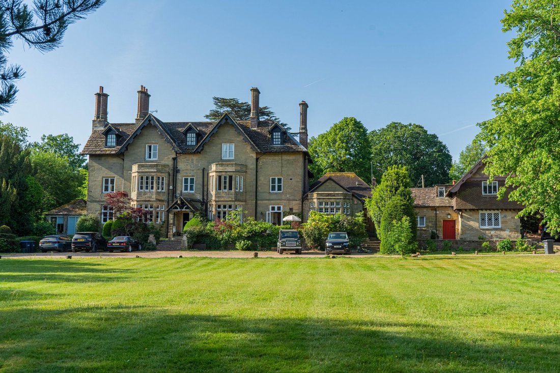 House in Walstead, Copthorne, England 1 - 17471758