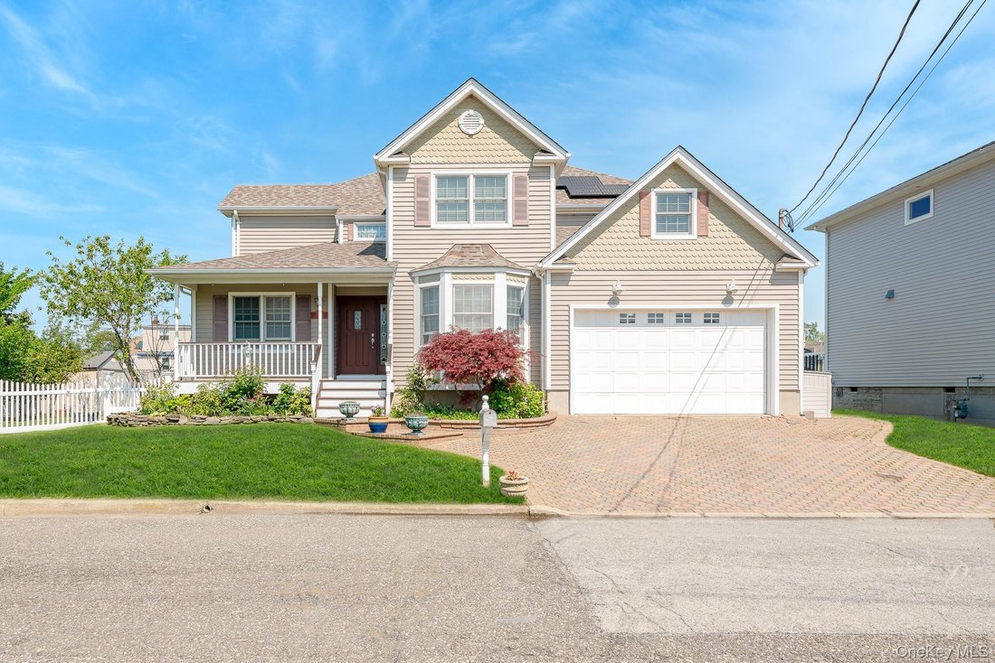 House in Seaford, New York, United States 1 - 18023667