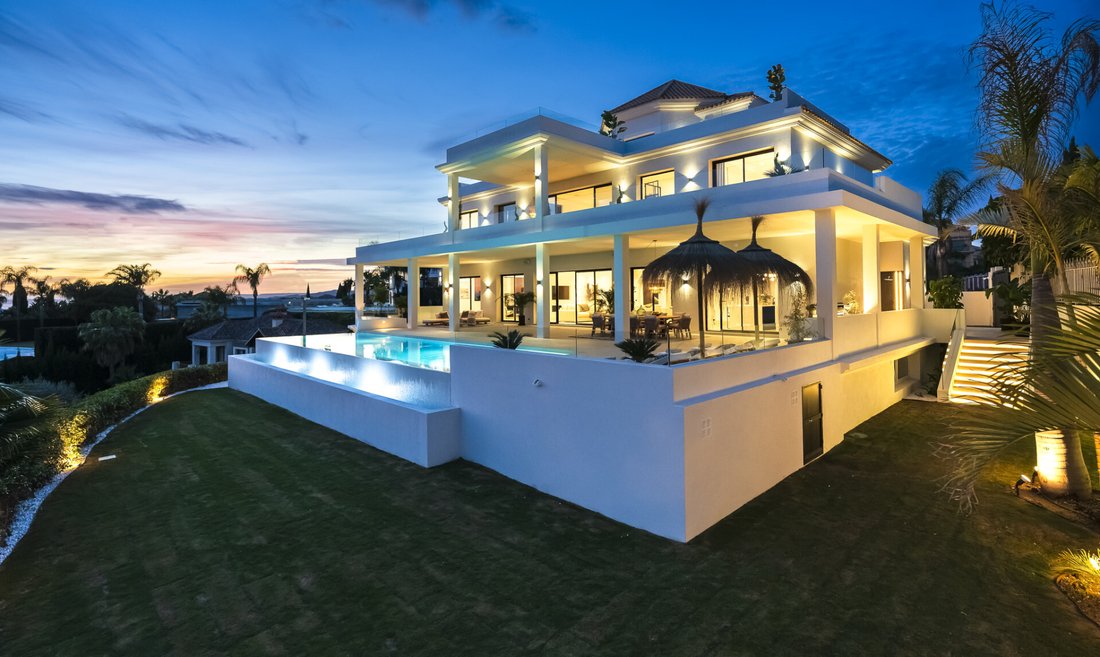 Villa in Cancelada, Estepona, Andalusia 1 - 12987932