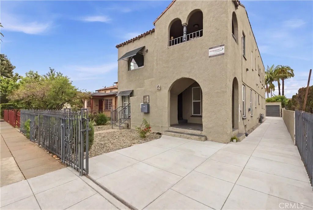 Los Angeles, California, United States 4 - 18022730