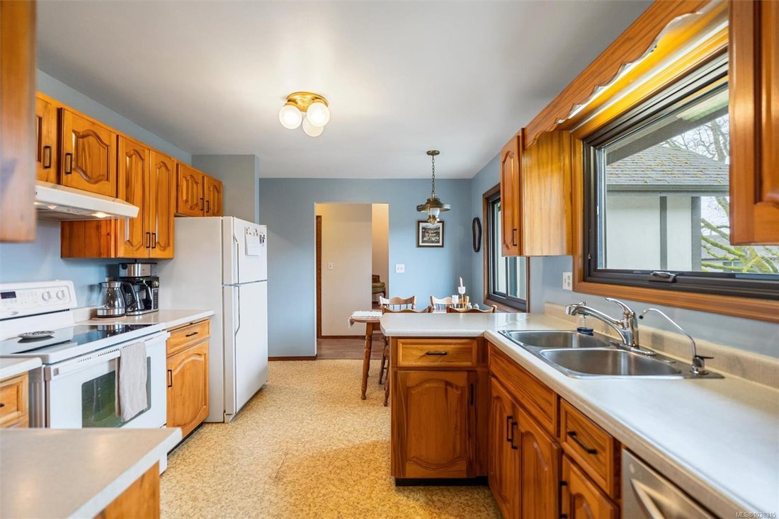 House in Saanich, British Columbia, Canada 4 - 18023750