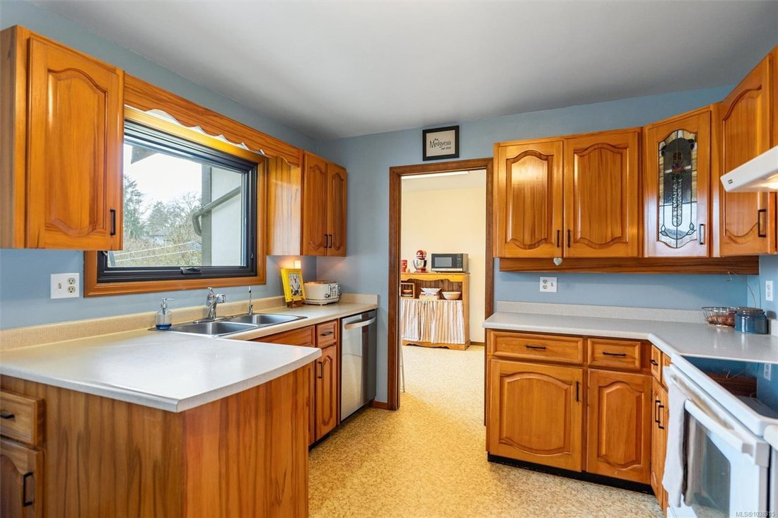 House in Saanich, British Columbia, Canada 3 - 18023750