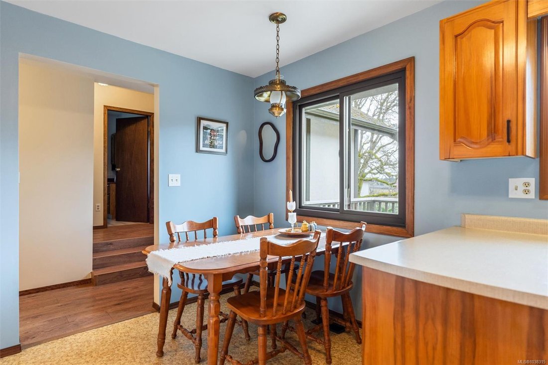 House in Saanich, British Columbia, Canada 5 - 18023750