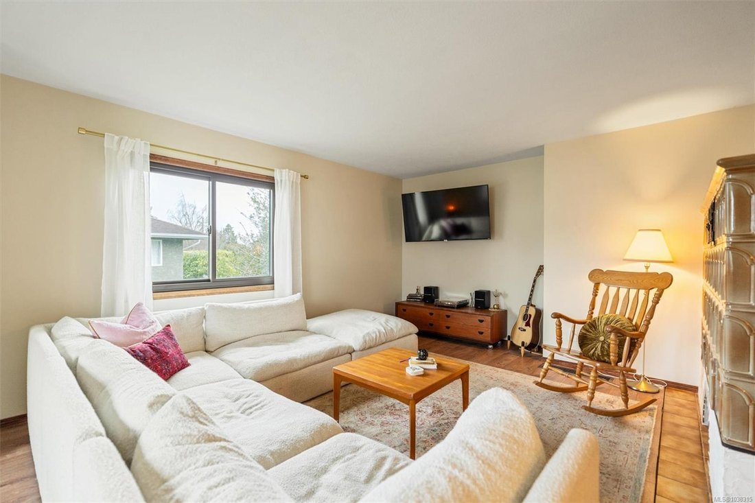 House in Saanich, British Columbia, Canada 2 - 18023750