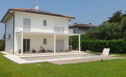 Villa in Pietrasanta, Tuscany, Italy 1