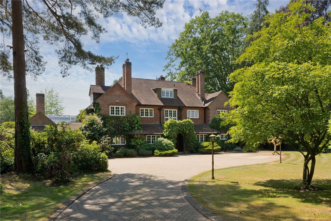 House in Brooklands, Elmbridge, England 1 - 17436161