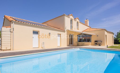 Villa in Saint-Leger-les-Vignes, Pays de la Loire, France 1