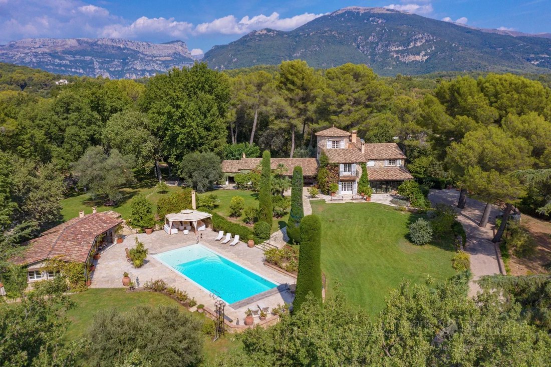 Villa in Nord, Roquefort-les-Pins, France 1 - 18016971