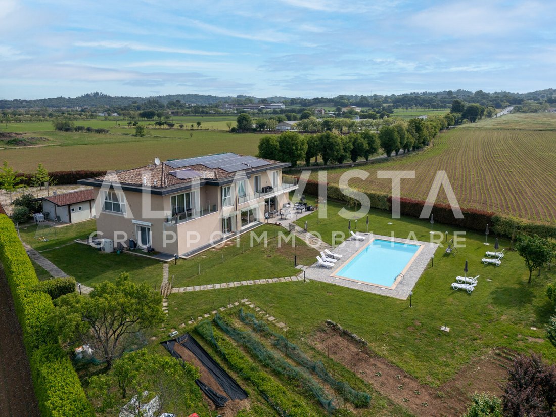 Villa in Lonato 2, Lonato del Garda, Lombardy 1 - 17868106