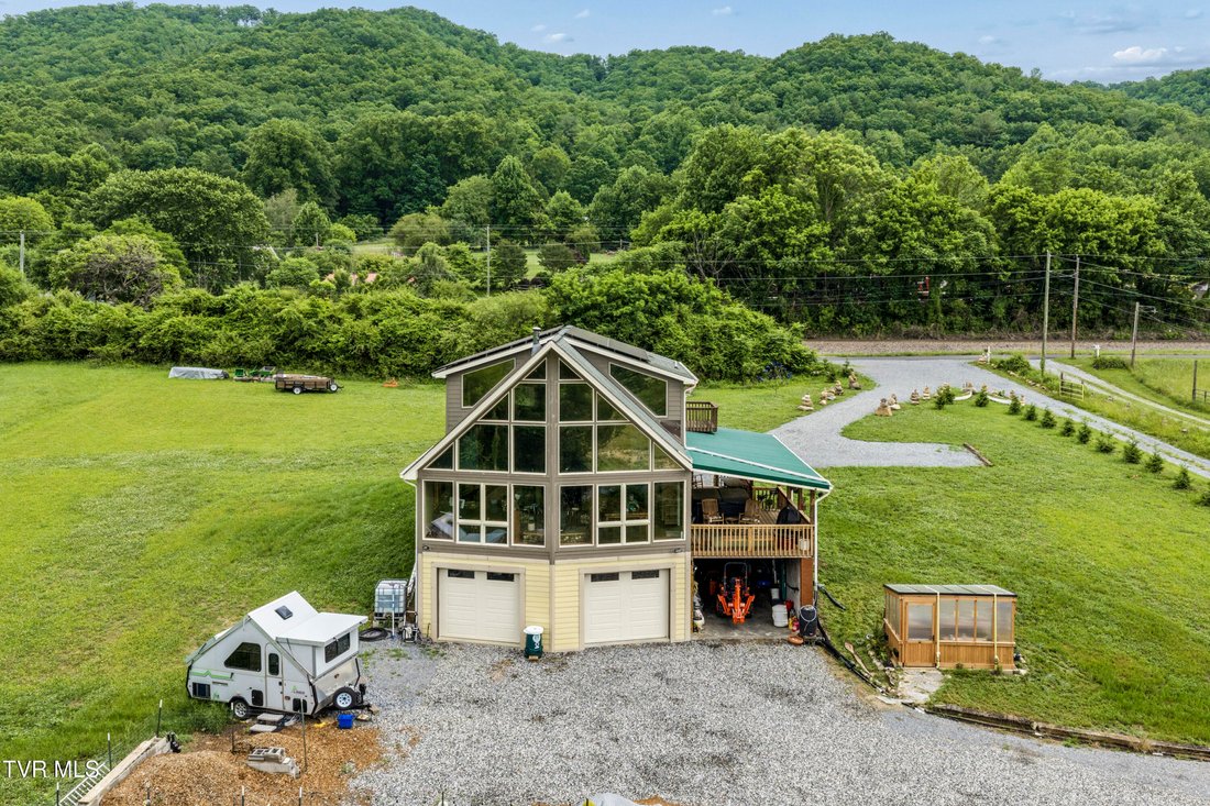 House in Erwin, Tennessee, United States 2 - 18025872