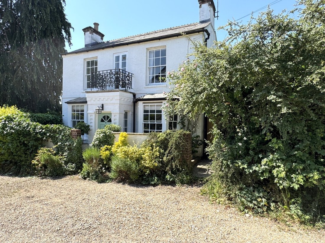 House in Lower Bourne, England 5 - 16904789