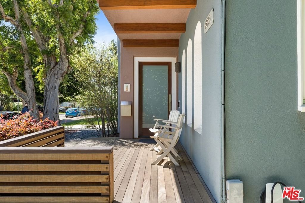 Los Angeles, California, United States 4 - 18028701