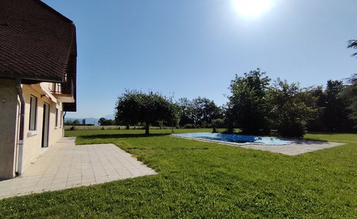 Villa in Les Abrets en Dauphiné, Auvergne-Rhône-Alpes, France 1