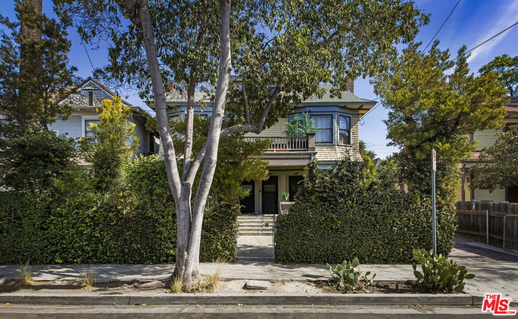Los Angeles, California, United States 3 - 18028711