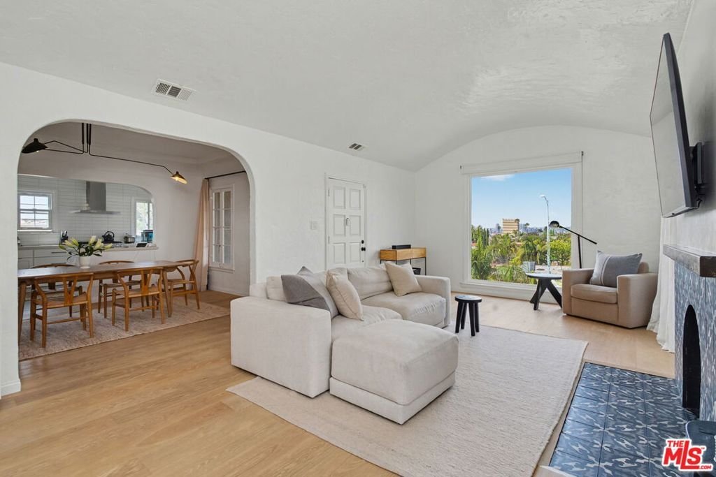 Los Angeles, California, United States 3 - 18028705
