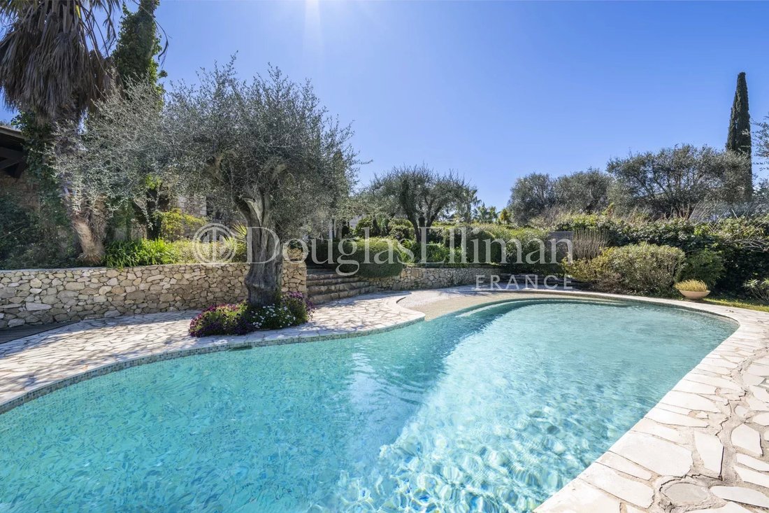 Villa à Le Rouret, Provence-Alpes-Côte d'Azur, France 2 - 17550191