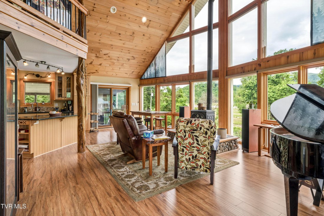 House in Erwin, Tennessee, United States 4 - 18025872