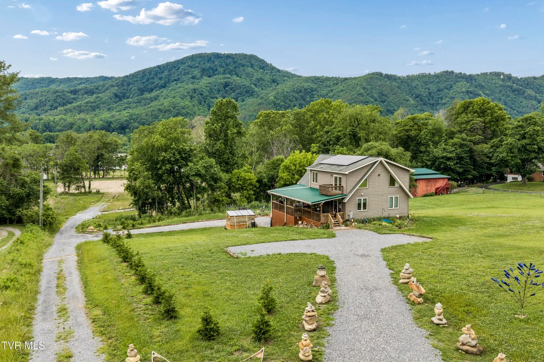 House in Erwin, Tennessee, United States 1 - 18025872