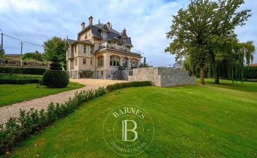 Castle in Mons-en-Pevele, Hauts-de-France, France 1