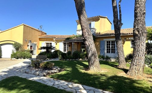House in Ouest, Rochefort-du-Gard, France 1
