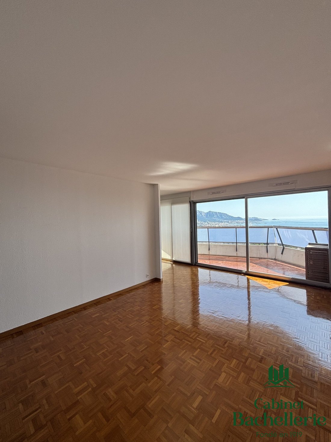 Apartment in Vieille Chapelle, 8e Arrondissement, Marseille 2 - 18032680
