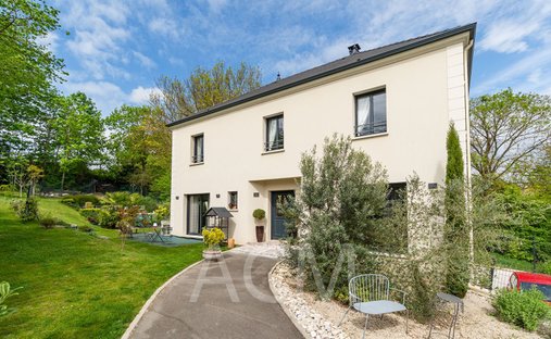 House in Sud, Le Mesnil-le-Roi, France 1
