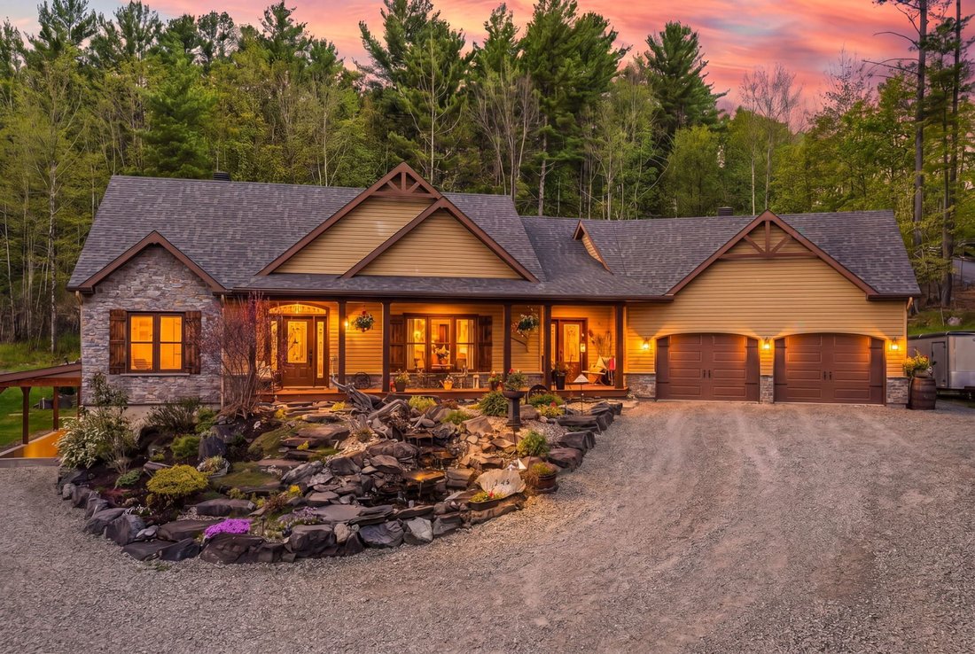 House in Ayer's Cliff, Quebec, Canada 1 - 18031078