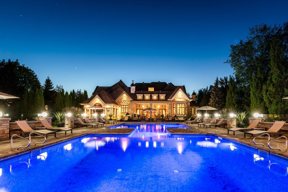 House in Boucherville, Quebec, Canada 2 - 18031128