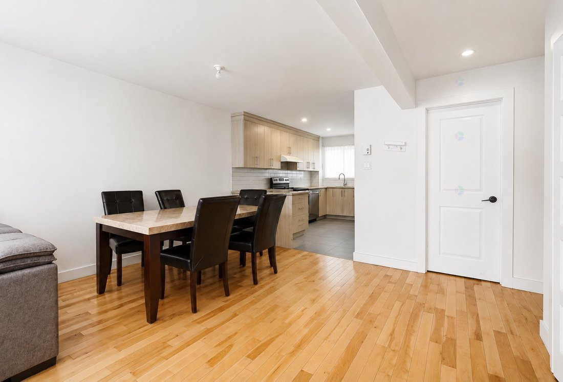 House in Laval, Quebec, Canada 4 - 18031143