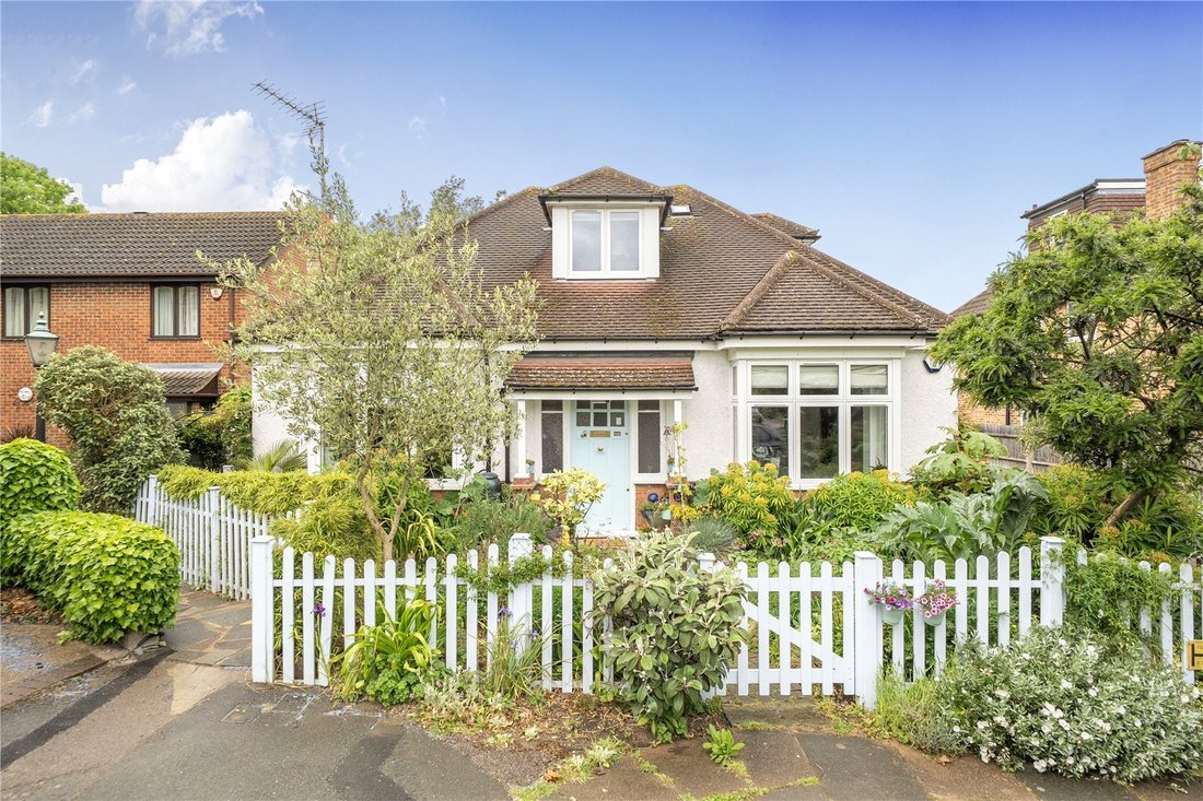 Bungalow in Barnet, England 2 - 18025780