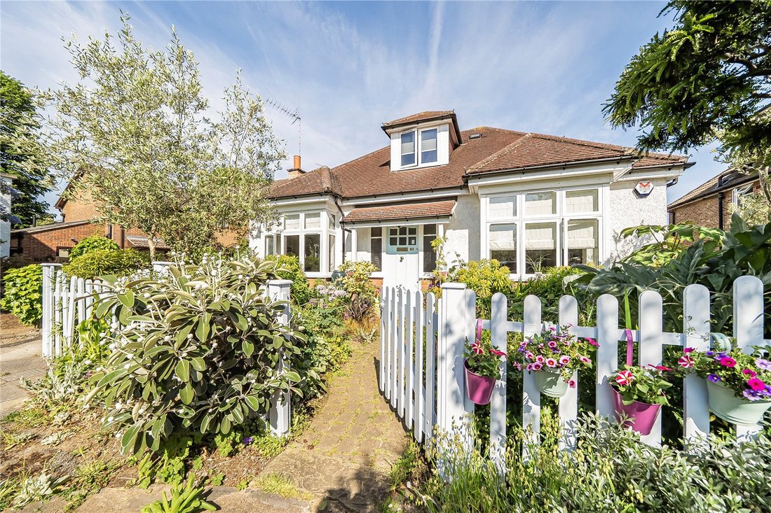 Bungalow in Barnet, England 1 - 18025780