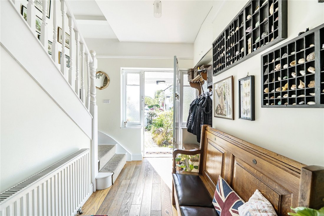 Bungalow in Barnet, England 4 - 18025780