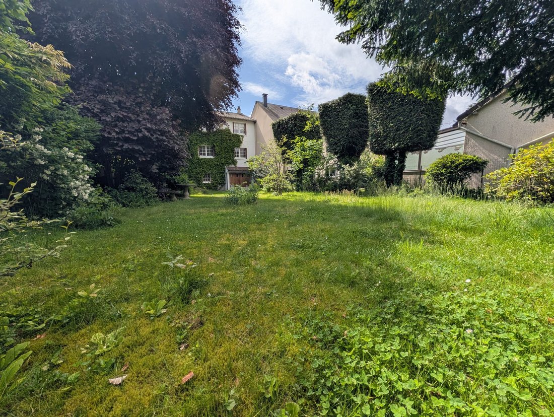 House in Les Clayes-sous-Bois, Ile-de-France, France 1 - 18032687