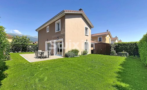 House in Ouest, Saint-Genis-Pouilly, France 1
