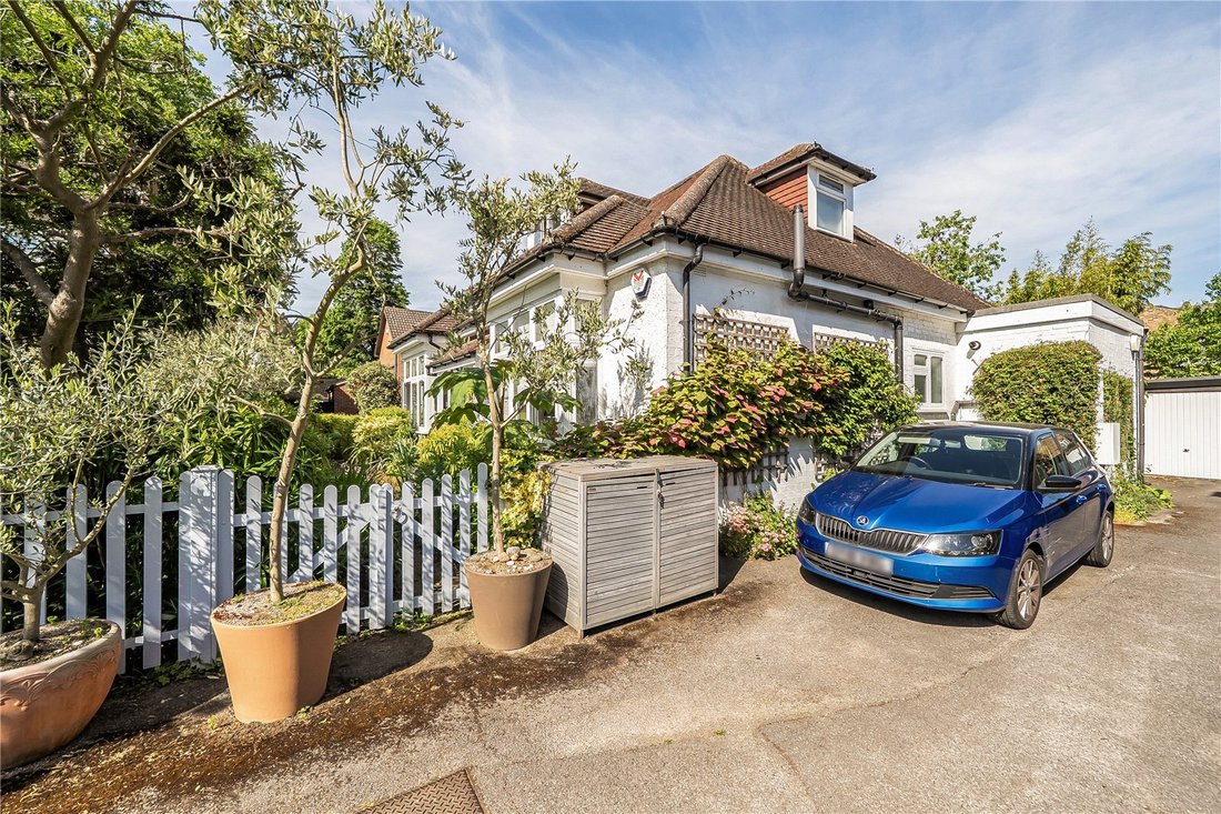 Bungalow in Barnet, England 3 - 18025780