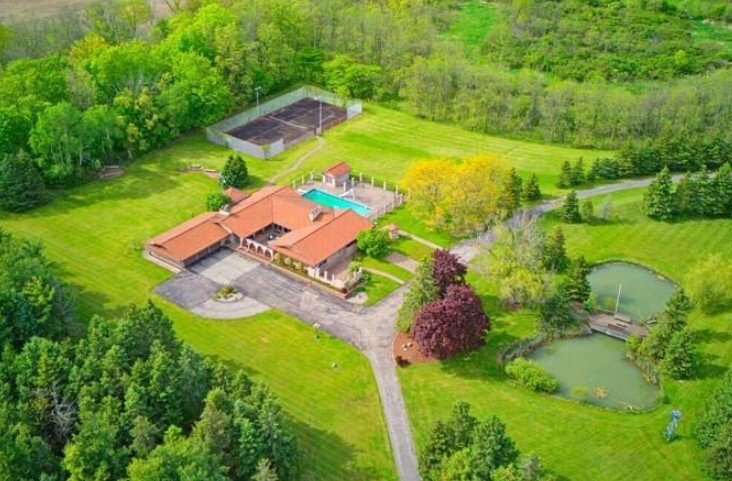 Estate in Hamilton, Ontario, Canada 1 - 18027356