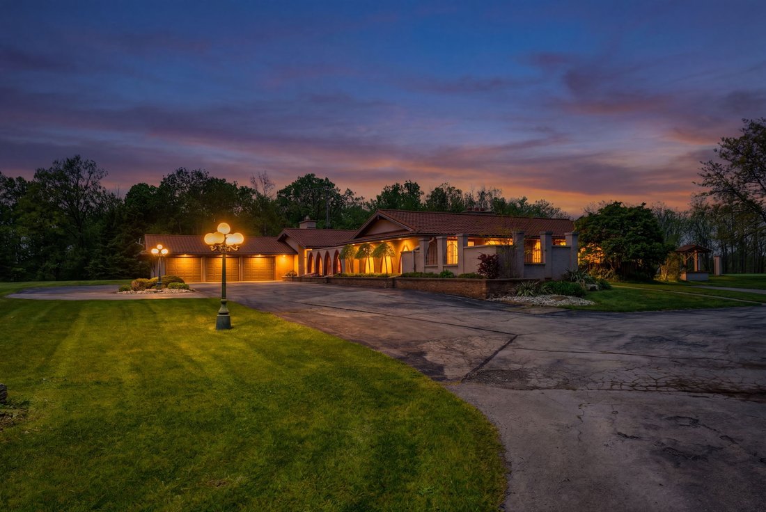 Estate in Hamilton, Ontario, Canada 3 - 18027356