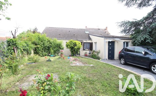 House in Les Champs Guillaume, Cormeilles-en-Parisis, France 1