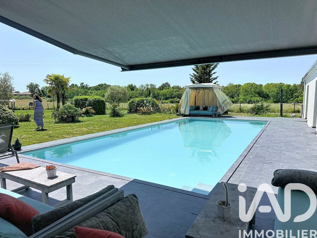 House in Carignan-de-Bordeaux, Nouvelle-Aquitaine, France 1 - 17980872