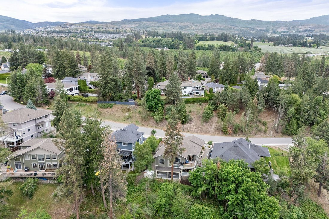 House in Kelowna, British Columbia, Canada 3 - 18030872