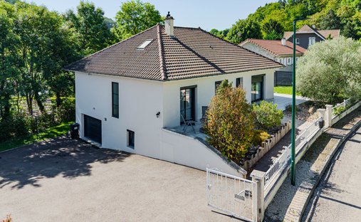 House in Maubec, Provence-Alpes-Côte d'Azur, France 1