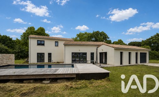 House in Beutre, Mérignac, France 1
