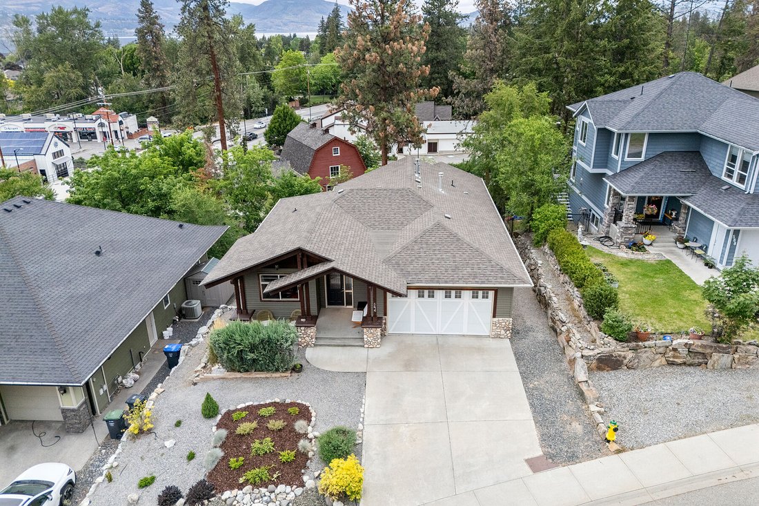 House in Kelowna, British Columbia, Canada 2 - 18030872