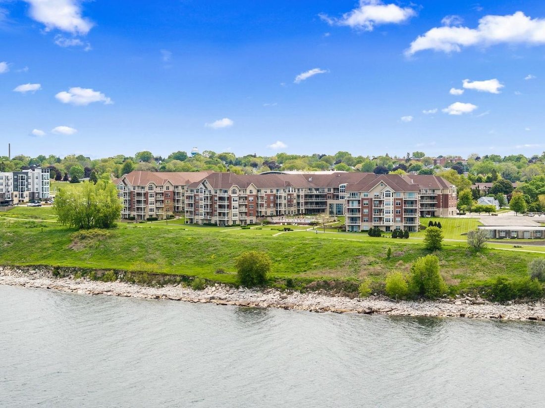 Condo in Saint Francis, Wisconsin, United States 4 - 17786901