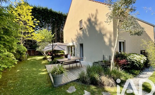 House in Toussus-le-Noble, Ile-de-France, France 1