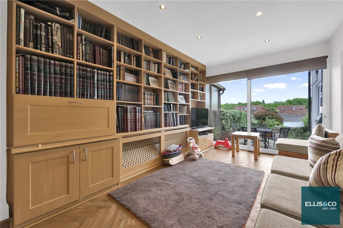 House in Barnet, England 5 - 18028603