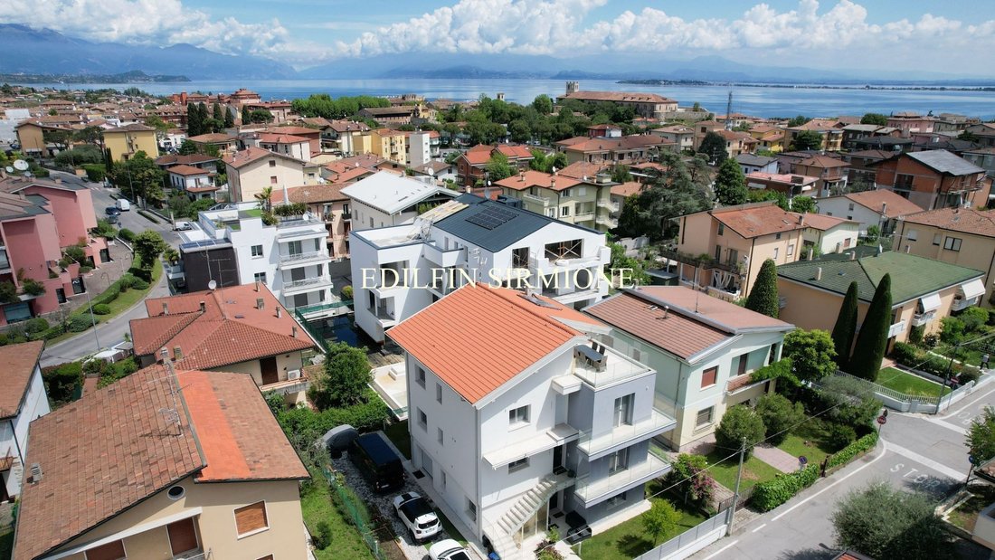 Villa in Desenzano Centro, Desenzano del Garda, Lombardy 1 - 16832625
