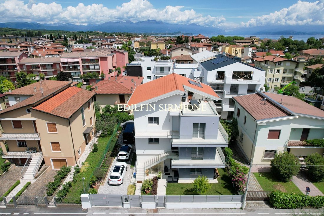 Villa in Desenzano Centro, Desenzano del Garda, Lombardy 4 - 16832625