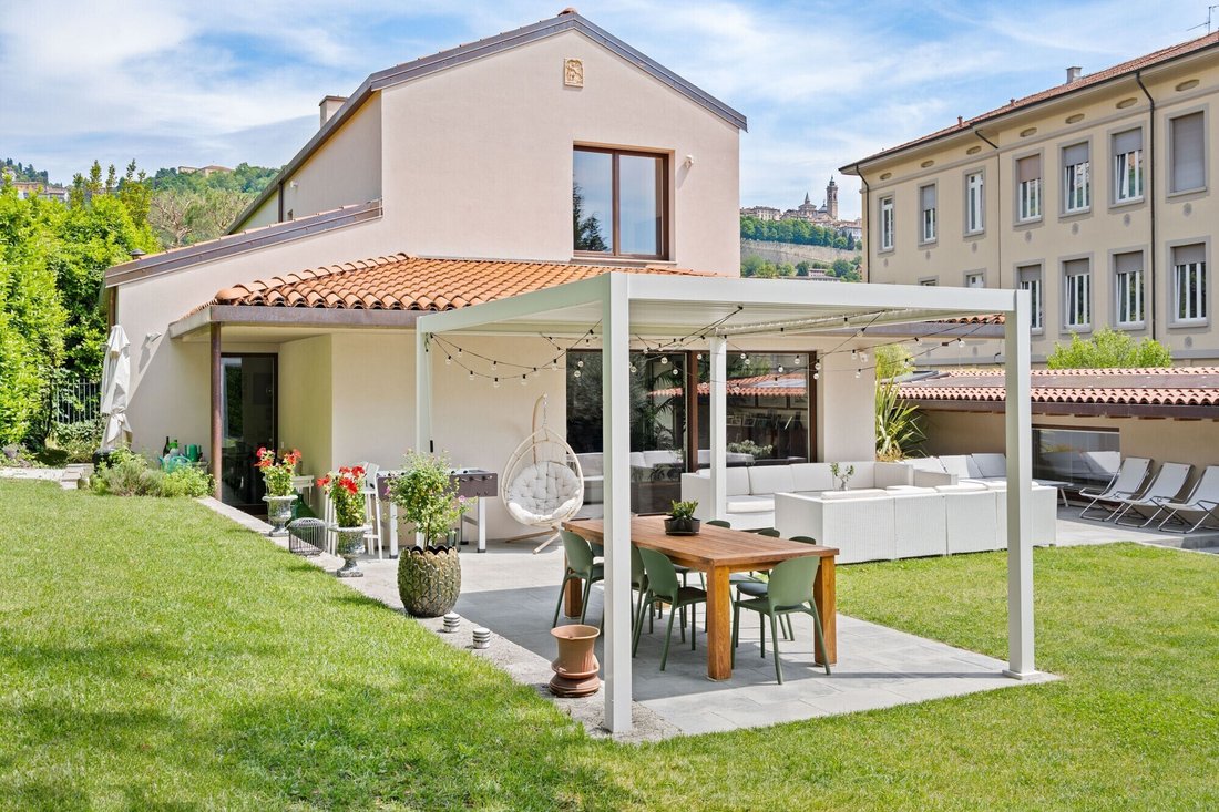 Casa en Santa Lucía, Bérgamo, Italia 1 - 18034169